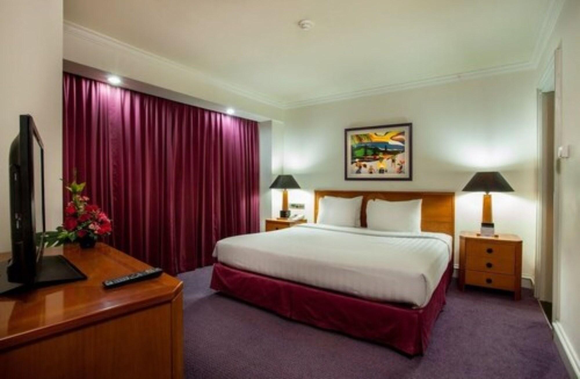 Surabaya Suites Hotel Powered By Archipelago Екстер'єр фото
