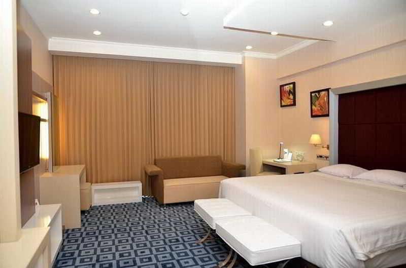 Surabaya Suites Hotel Powered By Archipelago Екстер'єр фото