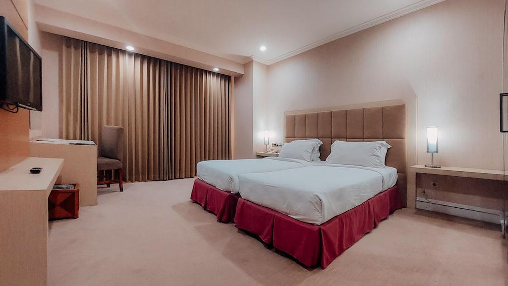 Surabaya Suites Hotel Powered By Archipelago Екстер'єр фото