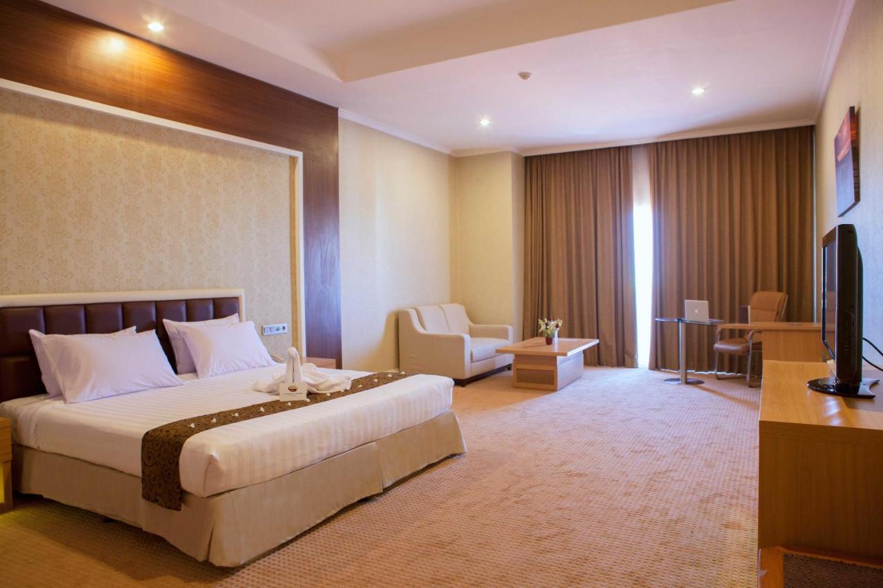 Surabaya Suites Hotel Powered By Archipelago Екстер'єр фото