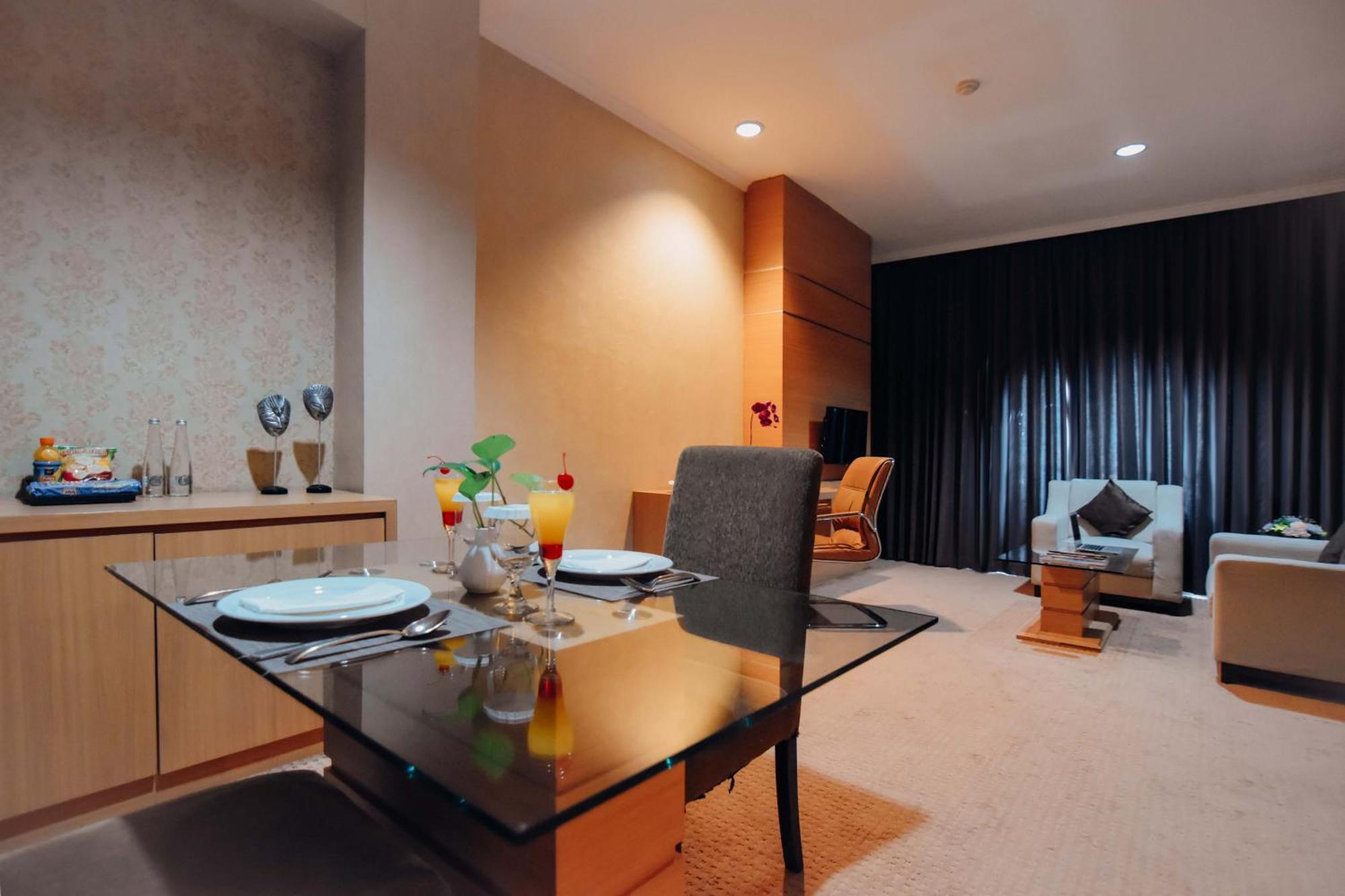 Surabaya Suites Hotel Powered By Archipelago Екстер'єр фото